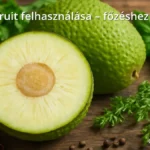 Szeletelt breadfruit egy faasztalon friss fűszerekkel körülvéve