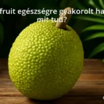 Friss breadfruit trópusi levelekkel egy faasztalon